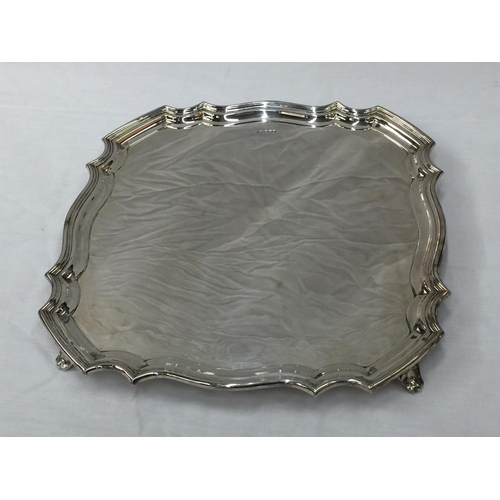 1 - A HEAVY WALKER AND HALL OF SHEFFIELD HALLMARKED SILVER TRAY ON FEET. 36CM X 36CM. WEIGHT 1505 GRAMS