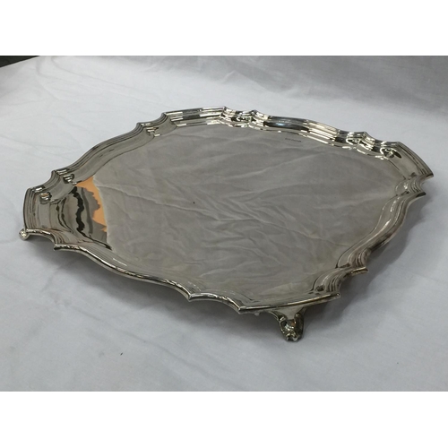 1 - A HEAVY WALKER AND HALL OF SHEFFIELD HALLMARKED SILVER TRAY ON FEET. 36CM X 36CM. WEIGHT 1505 GRAMS