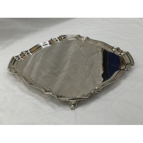 1 - A HEAVY WALKER AND HALL OF SHEFFIELD HALLMARKED SILVER TRAY ON FEET. 36CM X 36CM. WEIGHT 1505 GRAMS