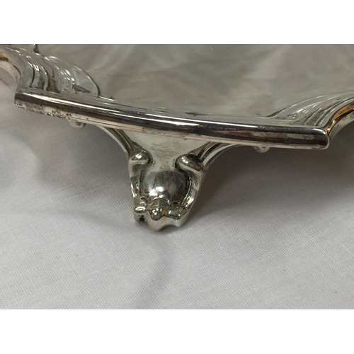 1 - A HEAVY WALKER AND HALL OF SHEFFIELD HALLMARKED SILVER TRAY ON FEET. 36CM X 36CM. WEIGHT 1505 GRAMS