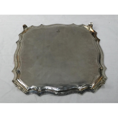 1 - A HEAVY WALKER AND HALL OF SHEFFIELD HALLMARKED SILVER TRAY ON FEET. 36CM X 36CM. WEIGHT 1505 GRAMS