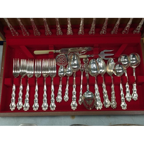 18 - A 48 PIECE COMMUNITY FLATWARE SET IN DISPLAY CASE