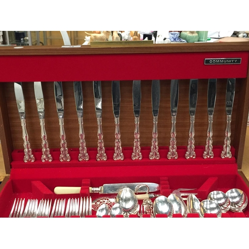 18 - A 48 PIECE COMMUNITY FLATWARE SET IN DISPLAY CASE