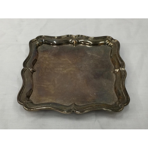 2 - A LONDON HALLMARKED SILVER TRAY ON FEET. 18CM X 18CM. WEIGHT 295 GRAMS