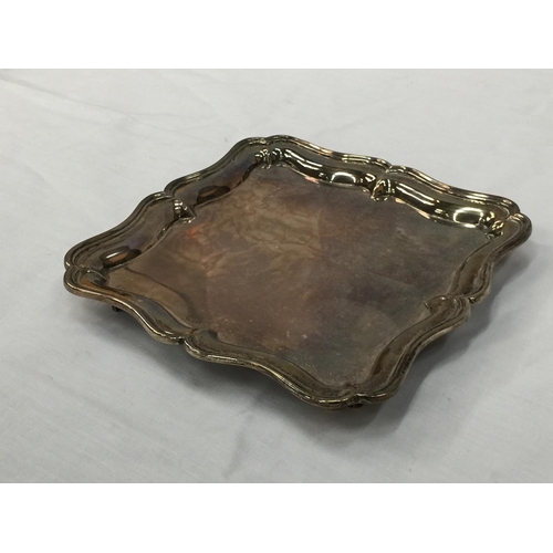 2 - A LONDON HALLMARKED SILVER TRAY ON FEET. 18CM X 18CM. WEIGHT 295 GRAMS