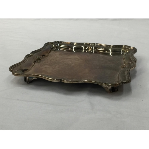 2 - A LONDON HALLMARKED SILVER TRAY ON FEET. 18CM X 18CM. WEIGHT 295 GRAMS