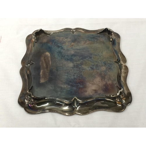 2 - A LONDON HALLMARKED SILVER TRAY ON FEET. 18CM X 18CM. WEIGHT 295 GRAMS