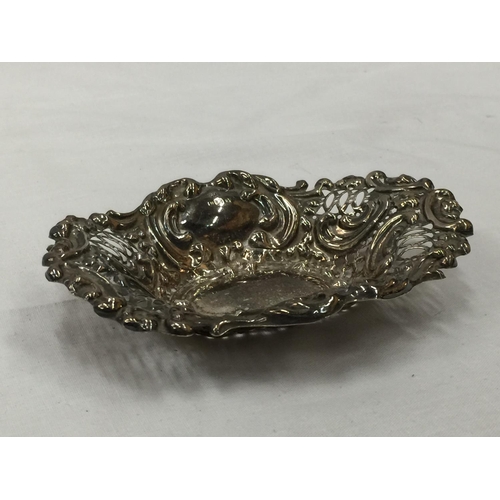 21 - A BIRMINGHAM HALLMARKED ROCOCO STYLE SILVER TIP DISH. WEIGHT: 40 GRAMS