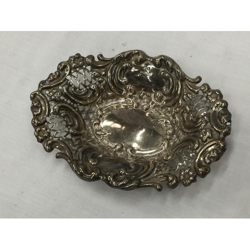 21 - A BIRMINGHAM HALLMARKED ROCOCO STYLE SILVER TIP DISH. WEIGHT: 40 GRAMS