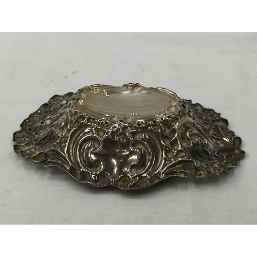 21 - A BIRMINGHAM HALLMARKED ROCOCO STYLE SILVER TIP DISH. WEIGHT: 40 GRAMS