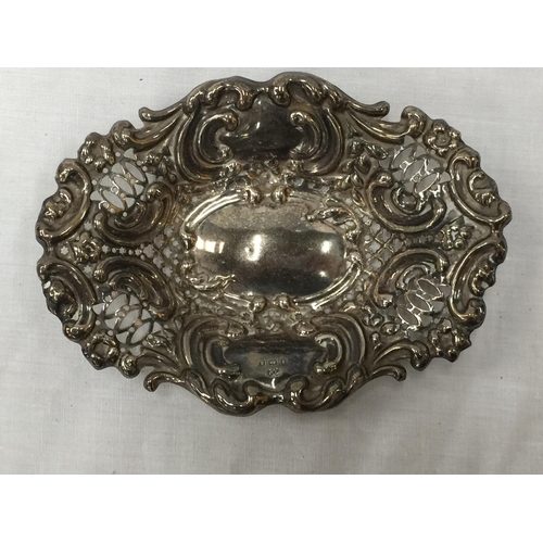 21 - A BIRMINGHAM HALLMARKED ROCOCO STYLE SILVER TIP DISH. WEIGHT: 40 GRAMS