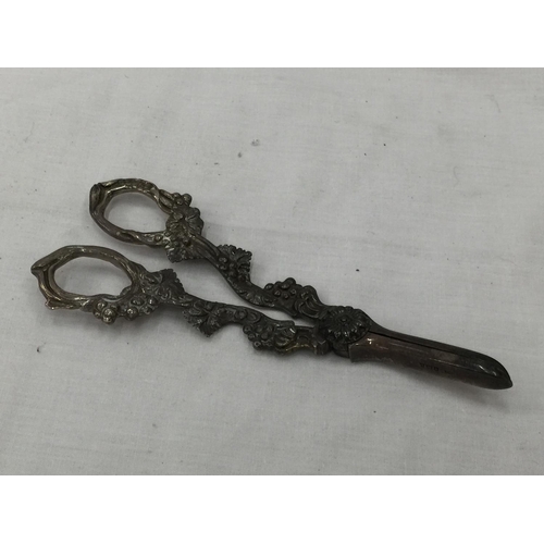 21A - A VINTAGE PAIR OF BIRMINGHAM S.J.R. HALLMARKED SILVER GRAPE SCISSORS WEIGHT: 110 GRAMS