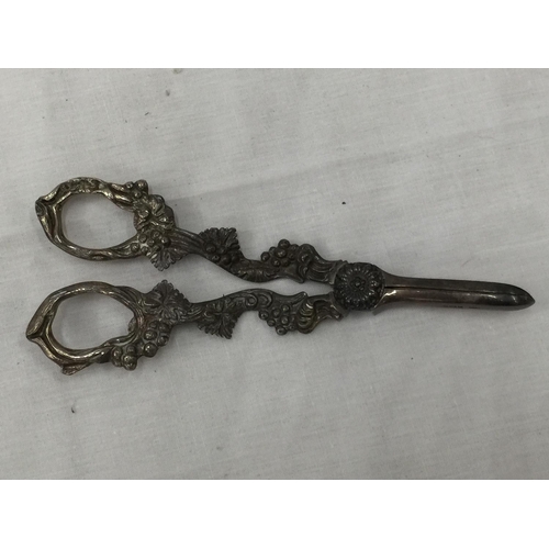 21A - A VINTAGE PAIR OF BIRMINGHAM S.J.R. HALLMARKED SILVER GRAPE SCISSORS WEIGHT: 110 GRAMS