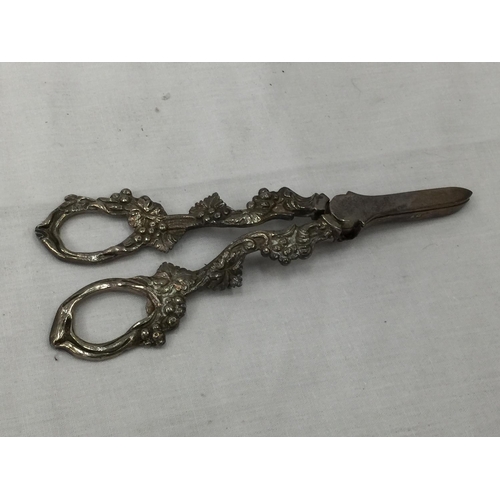 21A - A VINTAGE PAIR OF BIRMINGHAM S.J.R. HALLMARKED SILVER GRAPE SCISSORS WEIGHT: 110 GRAMS