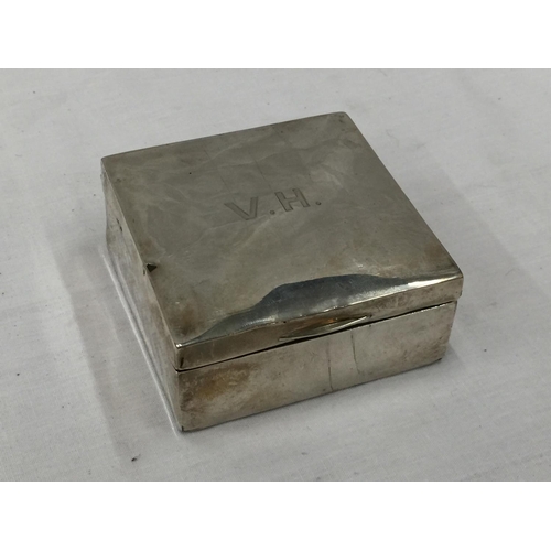 22 - A HALLMARKED (INDISTINCT) SILVER TRINKET BOX WITH WOODEN LINING. WEIGHT: 234 GRAMS