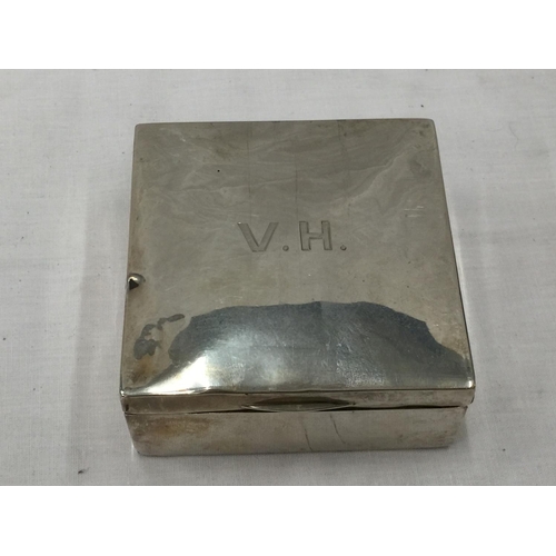 22 - A HALLMARKED (INDISTINCT) SILVER TRINKET BOX WITH WOODEN LINING. WEIGHT: 234 GRAMS