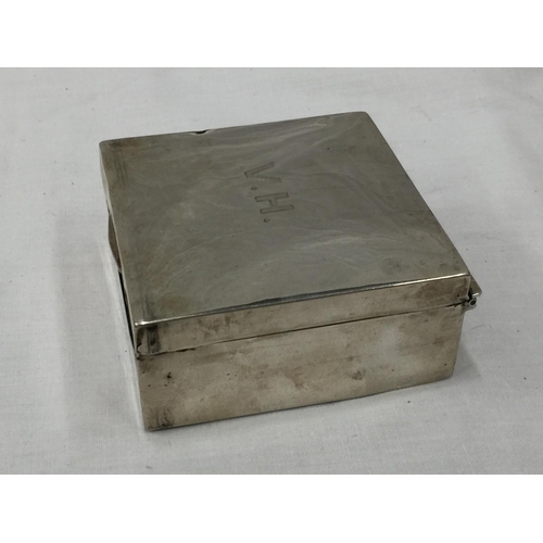 22 - A HALLMARKED (INDISTINCT) SILVER TRINKET BOX WITH WOODEN LINING. WEIGHT: 234 GRAMS