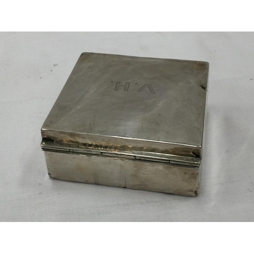 22 - A HALLMARKED (INDISTINCT) SILVER TRINKET BOX WITH WOODEN LINING. WEIGHT: 234 GRAMS