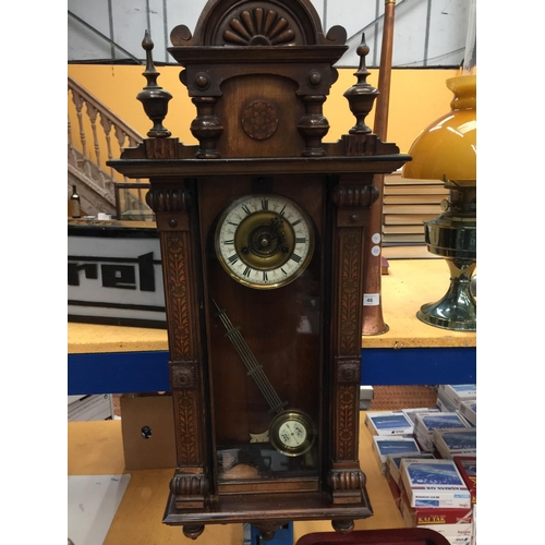 26 - A LATE 19TH CENTURY VIENNA WALL CLOCK WITH ROMAN NUMERALS ON BRASS FACE AND PENDULUM WITH KEY H: 107... 