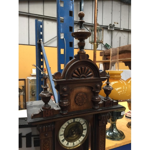 26 - A LATE 19TH CENTURY VIENNA WALL CLOCK WITH ROMAN NUMERALS ON BRASS FACE AND PENDULUM WITH KEY H: 107... 