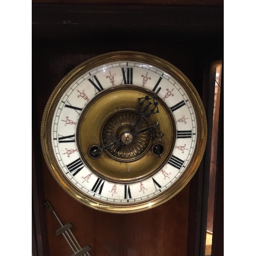 26 - A LATE 19TH CENTURY VIENNA WALL CLOCK WITH ROMAN NUMERALS ON BRASS FACE AND PENDULUM WITH KEY H: 107... 