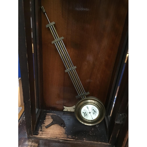 26 - A LATE 19TH CENTURY VIENNA WALL CLOCK WITH ROMAN NUMERALS ON BRASS FACE AND PENDULUM WITH KEY H: 107... 