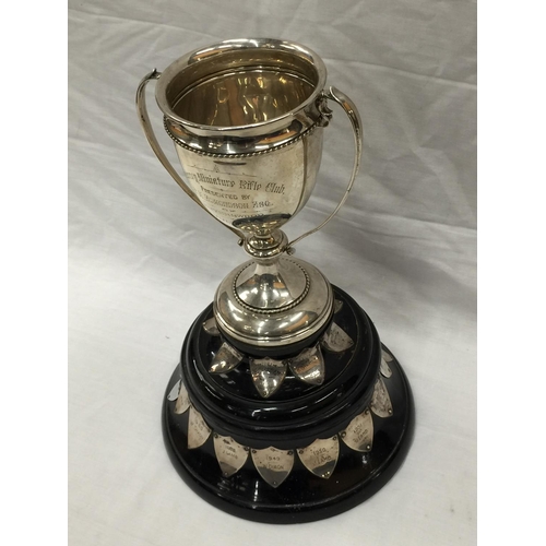 29 - A LARGE LONDON HALLMARKED SILVER RIFLE TROPHY AND STAND WITH SILVER PLATES. TROPHY WEIGHT: 478 GRAMS