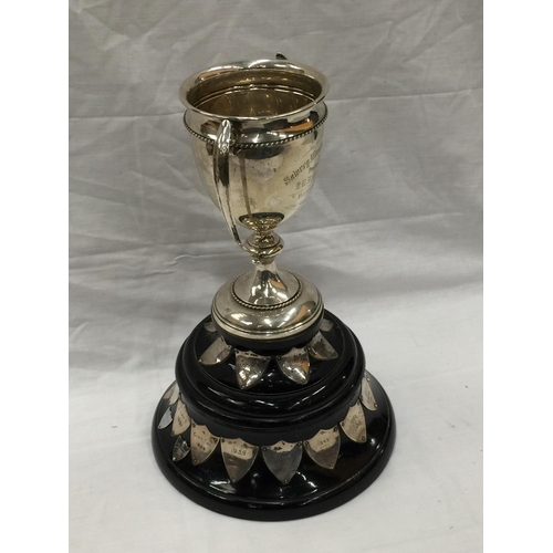 29 - A LARGE LONDON HALLMARKED SILVER RIFLE TROPHY AND STAND WITH SILVER PLATES. TROPHY WEIGHT: 478 GRAMS