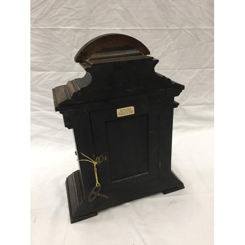 35A - AN ORNATE CHIMING MANTLE CLOCK WITH GERMAN MOVEMENT AND PENDULUM. KEY IS PRESENT AND WORKING AT TIME... 