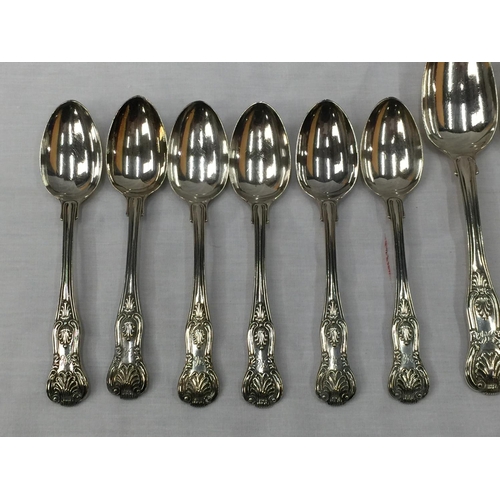 4 - A LARGE COLLECTION OF VICTORIAN LONDON HALLMARKED SILVER SPOONS WITH DECORATIVE HANDLES TO INCLUDE S... 