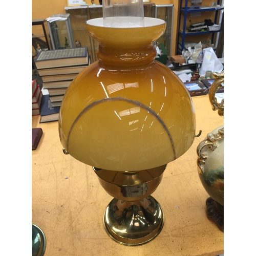 47 - A PAIR OF VINTAGE BRASS OIL LAMPS WITH APRICOT COLOURED GLASS SHADES A/F REPAIRS TO ONE GLASS SHADE