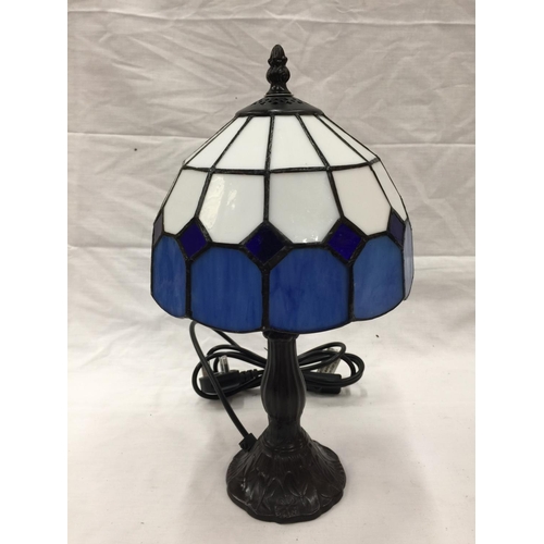 52 - A STAINED GLASS TIFFANY STYLE LAMP ON A METAL BASE H: 35CM