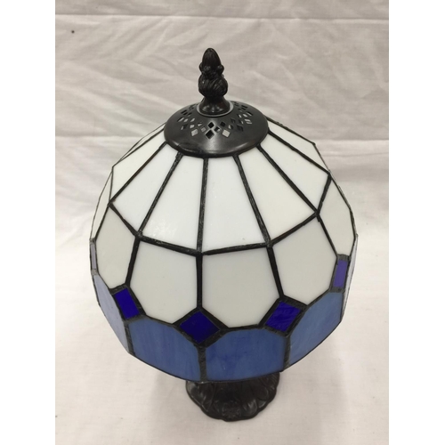 52 - A STAINED GLASS TIFFANY STYLE LAMP ON A METAL BASE H: 35CM