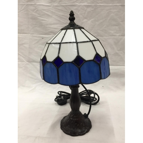 52 - A STAINED GLASS TIFFANY STYLE LAMP ON A METAL BASE H: 35CM