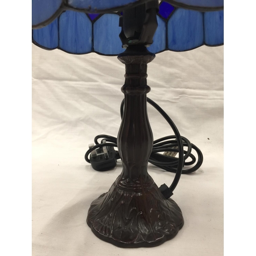 52 - A STAINED GLASS TIFFANY STYLE LAMP ON A METAL BASE H: 35CM