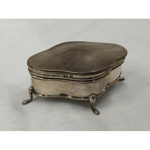 9 - A BIRMINGHAM HALLMARKED SILVER TRINKET BOX ON FEET WITH VELVET FITTED INTERIOR TO INCLUDE A POSSIBLY... 