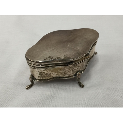 9 - A BIRMINGHAM HALLMARKED SILVER TRINKET BOX ON FEET WITH VELVET FITTED INTERIOR TO INCLUDE A POSSIBLY... 