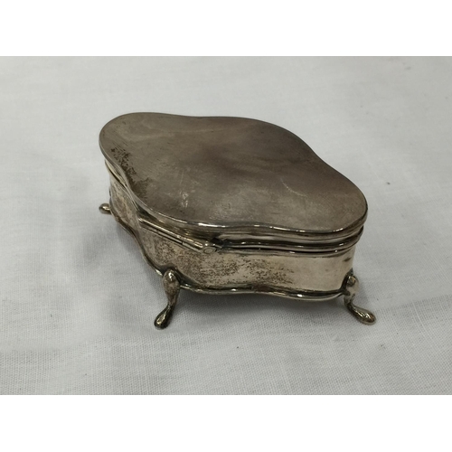 9 - A BIRMINGHAM HALLMARKED SILVER TRINKET BOX ON FEET WITH VELVET FITTED INTERIOR TO INCLUDE A POSSIBLY... 