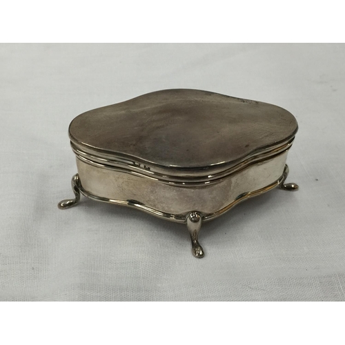 9 - A BIRMINGHAM HALLMARKED SILVER TRINKET BOX ON FEET WITH VELVET FITTED INTERIOR TO INCLUDE A POSSIBLY... 