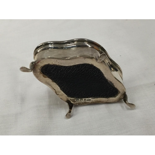 9 - A BIRMINGHAM HALLMARKED SILVER TRINKET BOX ON FEET WITH VELVET FITTED INTERIOR TO INCLUDE A POSSIBLY... 