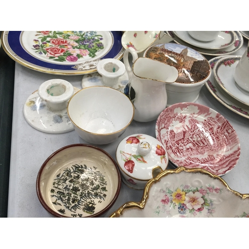 205 - A QUANTITY OF CERAMIC AND CHINA ITEMS TO INCLUDE ROYAL DOULTON BASKETS, A PRATTWARE POT AND LID, CAN... 