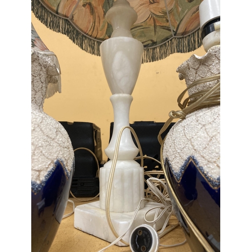 252 - FIVE TABLE LAMPS TO INCLUDE A PAIR OF BLUE AND STONE, A STONED BASE VASE WITH SHADE, MARBLE BASE AND... 