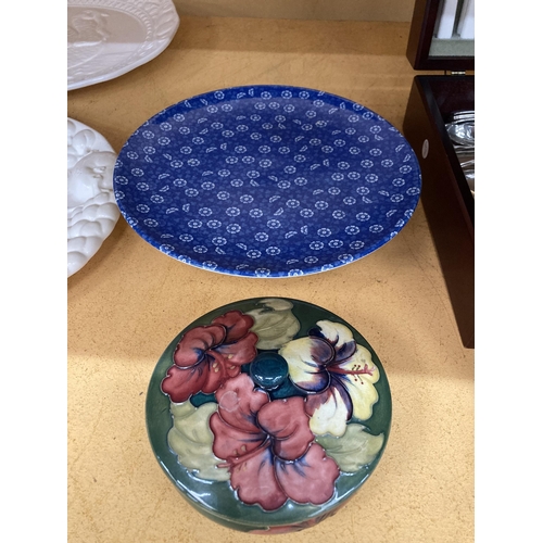 257 - A SPODE PENNY LANE 'DAISY SHADE' CAKE STAND AND A MOORCROFT 'PANSY'LIDDED BOWL - A/F CHIPPED