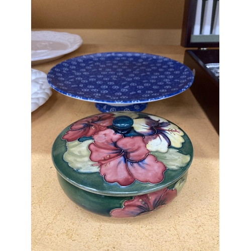 257 - A SPODE PENNY LANE 'DAISY SHADE' CAKE STAND AND A MOORCROFT 'PANSY'LIDDED BOWL - A/F CHIPPED