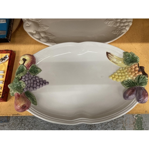 258 - THREE LARGE SERVING PLATTERS TO INCLUDE ONE WITH A TURKEY MOTIF AND TWO WITH FRUITS, A SET OF BOXED ... 