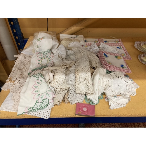 262 - A COLLECTION OF VINTAGE LINEN AND CROCHETED ITEMS TO INCLUDE LACE RUNNERS, DOILIES, COASTERS, TABLE ... 