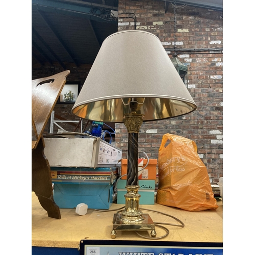 280 - A LARGE BRASS BASED TABLE LAMP WITH SHADE HEIGHT APPROX 42CM TO TOP OF BASE