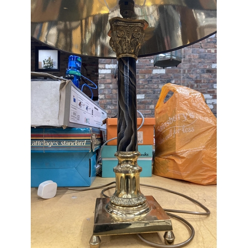 280 - A LARGE BRASS BASED TABLE LAMP WITH SHADE HEIGHT APPROX 42CM TO TOP OF BASE