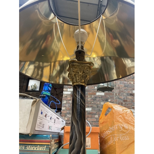 280 - A LARGE BRASS BASED TABLE LAMP WITH SHADE HEIGHT APPROX 42CM TO TOP OF BASE