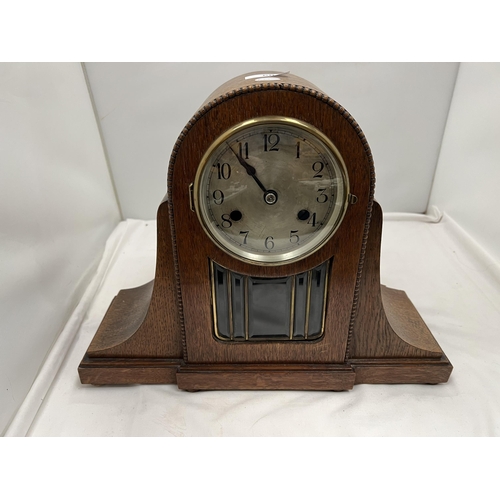 60 - AN OAK CASED ART DECO STYLE MANTLE CLOCK WITH BEADED AND GLASS FRONT HEIGHT 31CM, WIDTH 40CM